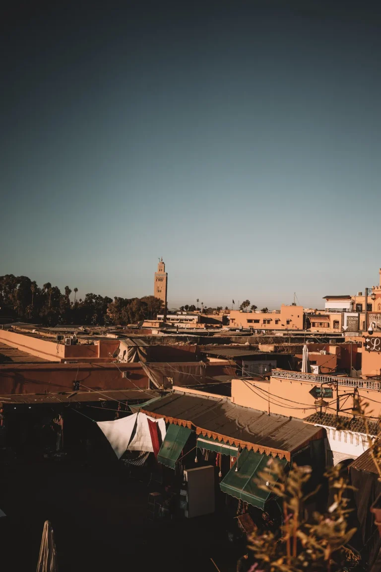 Place Jemaa el-Fna et minaret de la Koutoubia à Marrakech