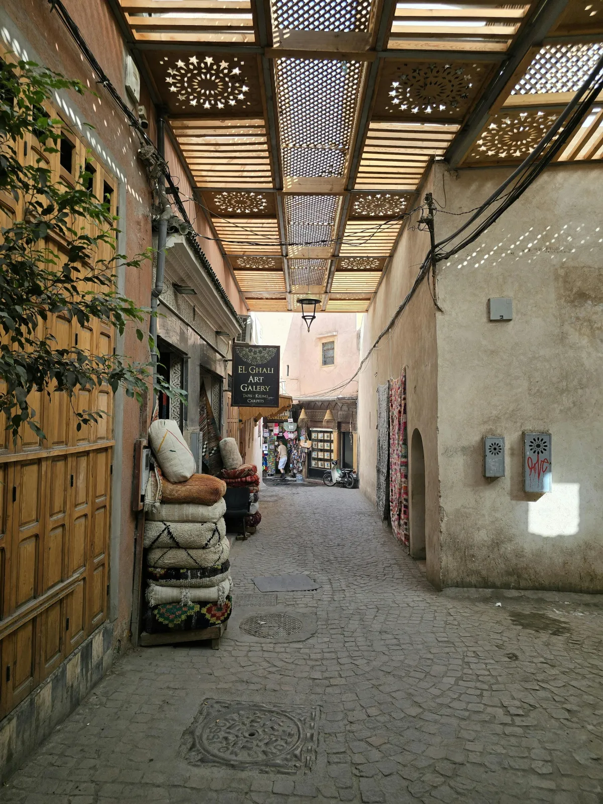 Tapis et textiles dans une ruelle de la médina de Marrakech