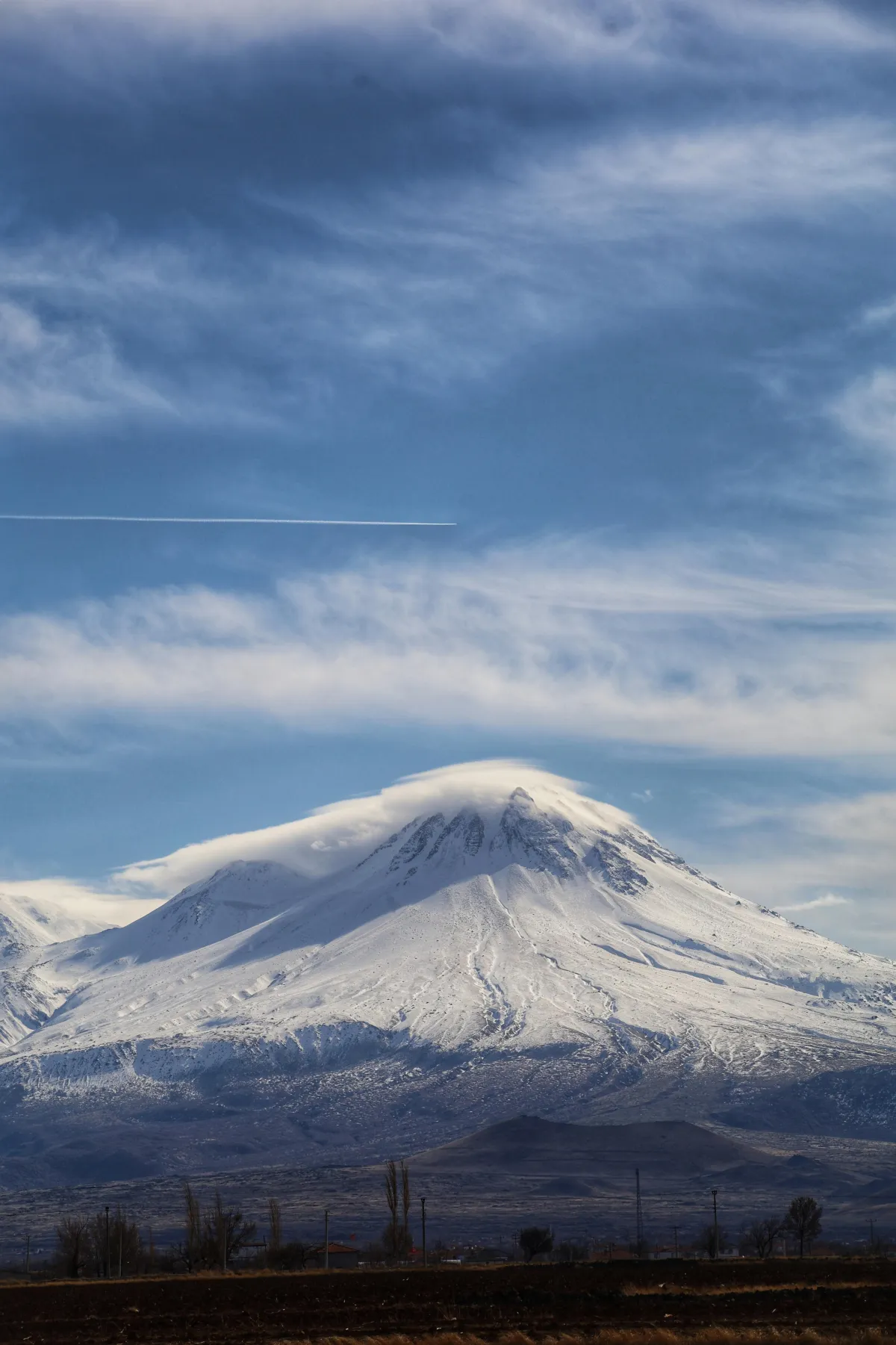 Sommet enneige du Mont Ararat avec ciel bleu