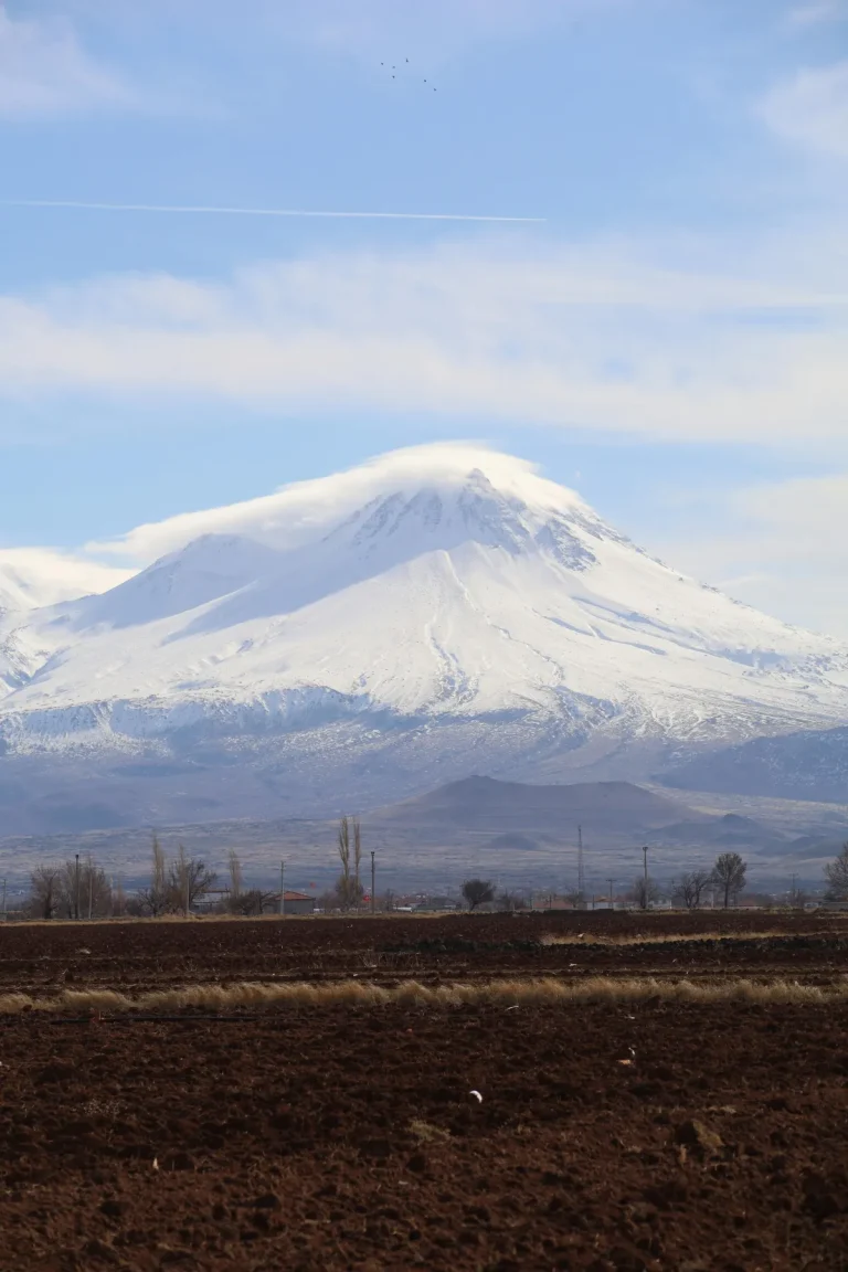 Mont Ararat enneige en Turquie ciel degage