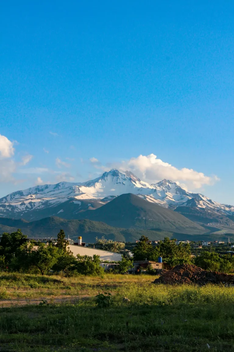 Pic enneige du mont Erciyes sous un ciel bleu en Turquie
