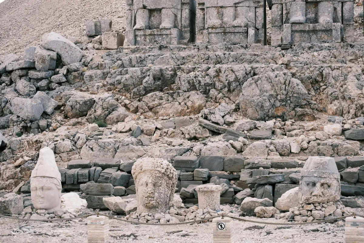 Têtes de pierre colossales du sanctuaire d'Antiochos Ier au sommet du Mont Nemrut, classé UNESCO