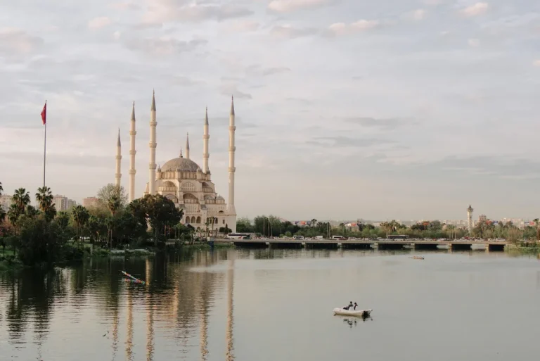 Mosquée Sabancı Merkez d'Adana avec ses six minarets reflétée dans la rivière Seyhan
