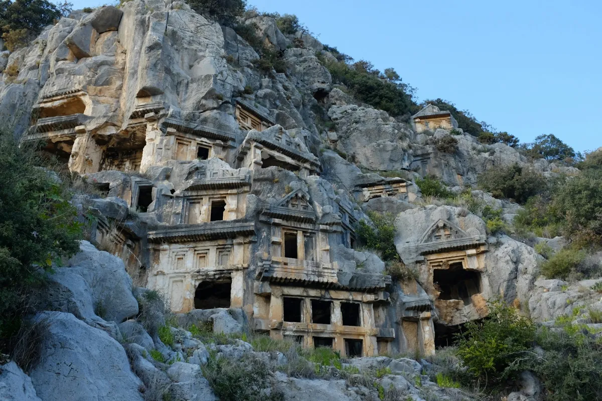 Tombes rupestres lyciennes taillées dans la falaise du site de Myra à Demre