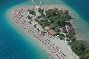Vue aérienne du lagon bleu d'Ölüdeniz près de Fethiye, langue de sable et eaux turquoise sur la riviera turque