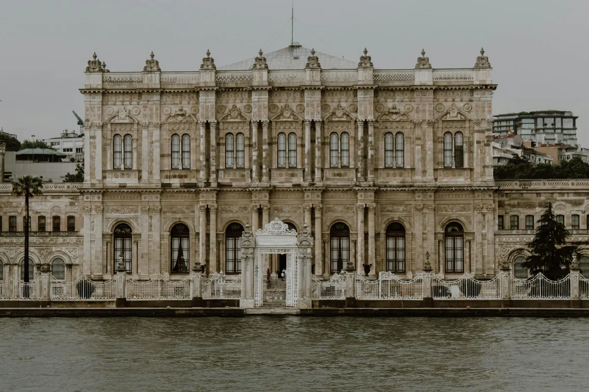 Façade néoclassique blanche du palais de Dolmabahçe vue depuis le Bosphore, dernière résidence des sultans ottomans