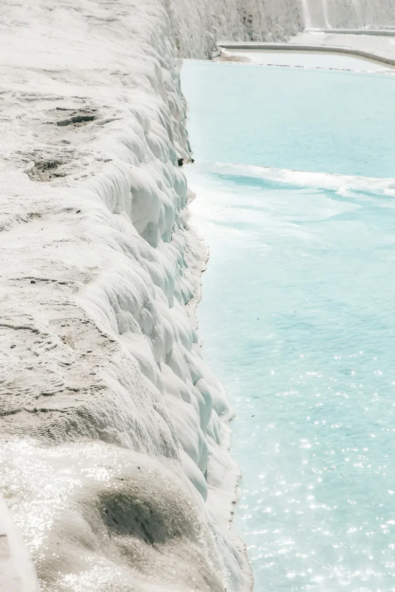 Terrasses blanches de Pamukkale aux eaux turquoise en Turquie