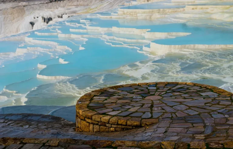 Terrasses calcaires de Pamukkale avec bassins turquoise en Turquie