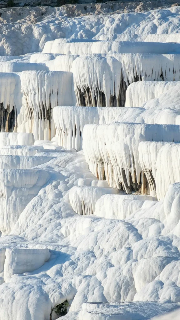 Terrasses calcaires blanches de Pamukkale et leurs bassins thermaux turquoise