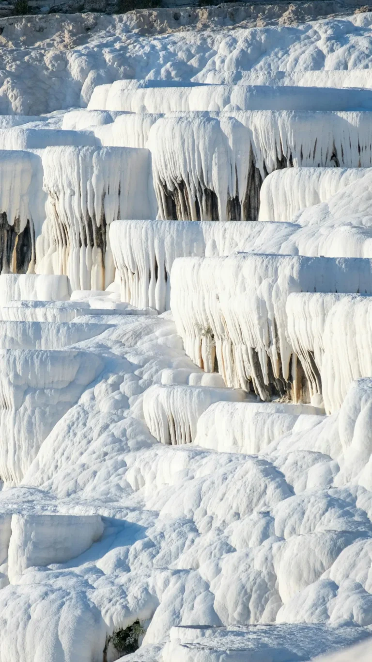 Terrasses calcaires blanches de Pamukkale et leurs bassins thermaux turquoise