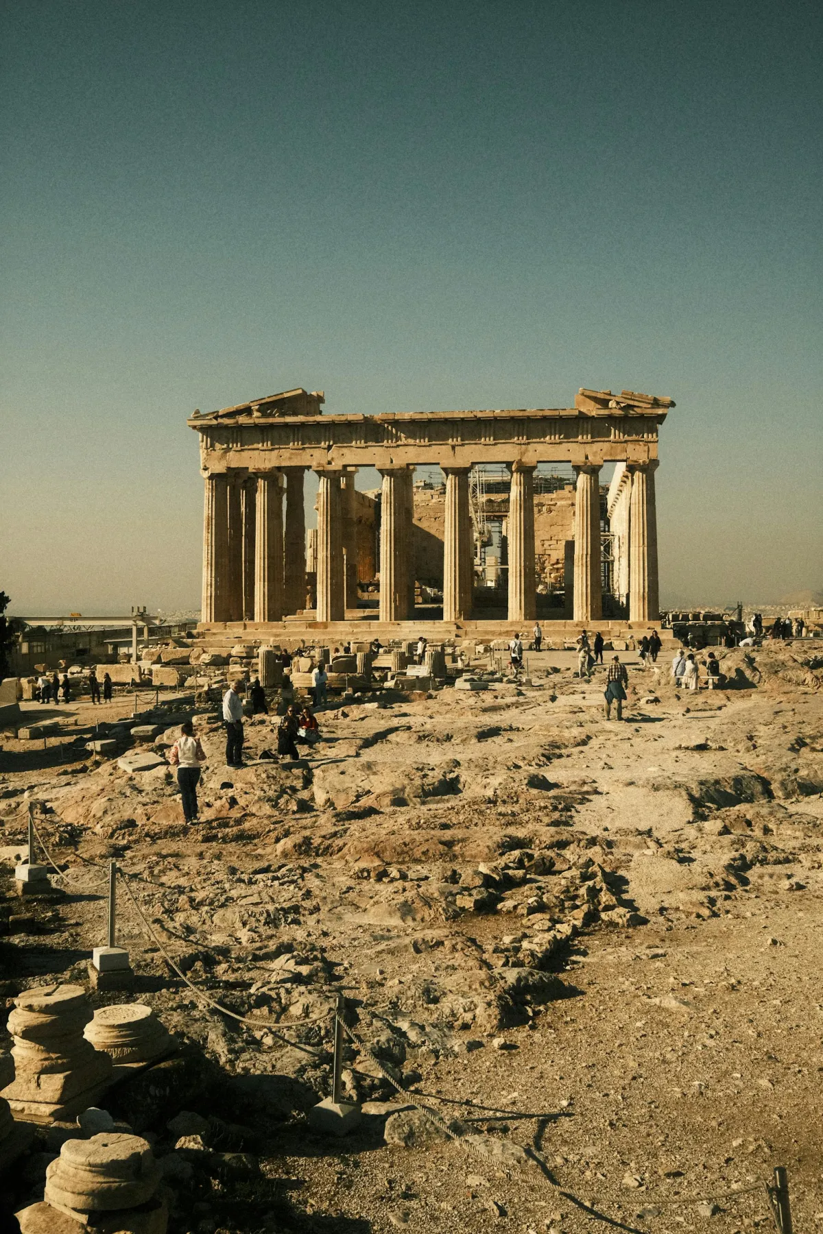 Parthénon sur l'Acropole d'Athènes vu depuis l'agora antique