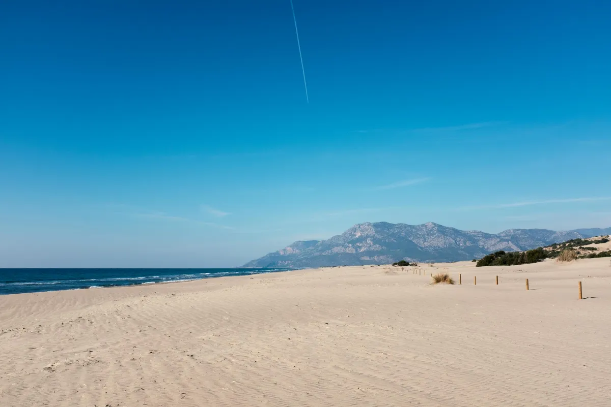 Vue panoramique de Patara Beach en Turquie avec dunes de sable et montagnes