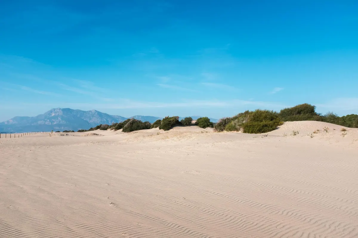 Plage de Patara, 18 km de sable et de dunes naturelles sur la côte lycienne, monts du Taurus en arrière-plan