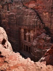 Khazneh, le Trésor de Pétra taillé dans la falaise rose, vu depuis le Siq