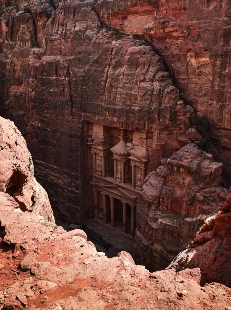 Khazneh, le Trésor de Pétra taillé dans la falaise rose, vu depuis le Siq