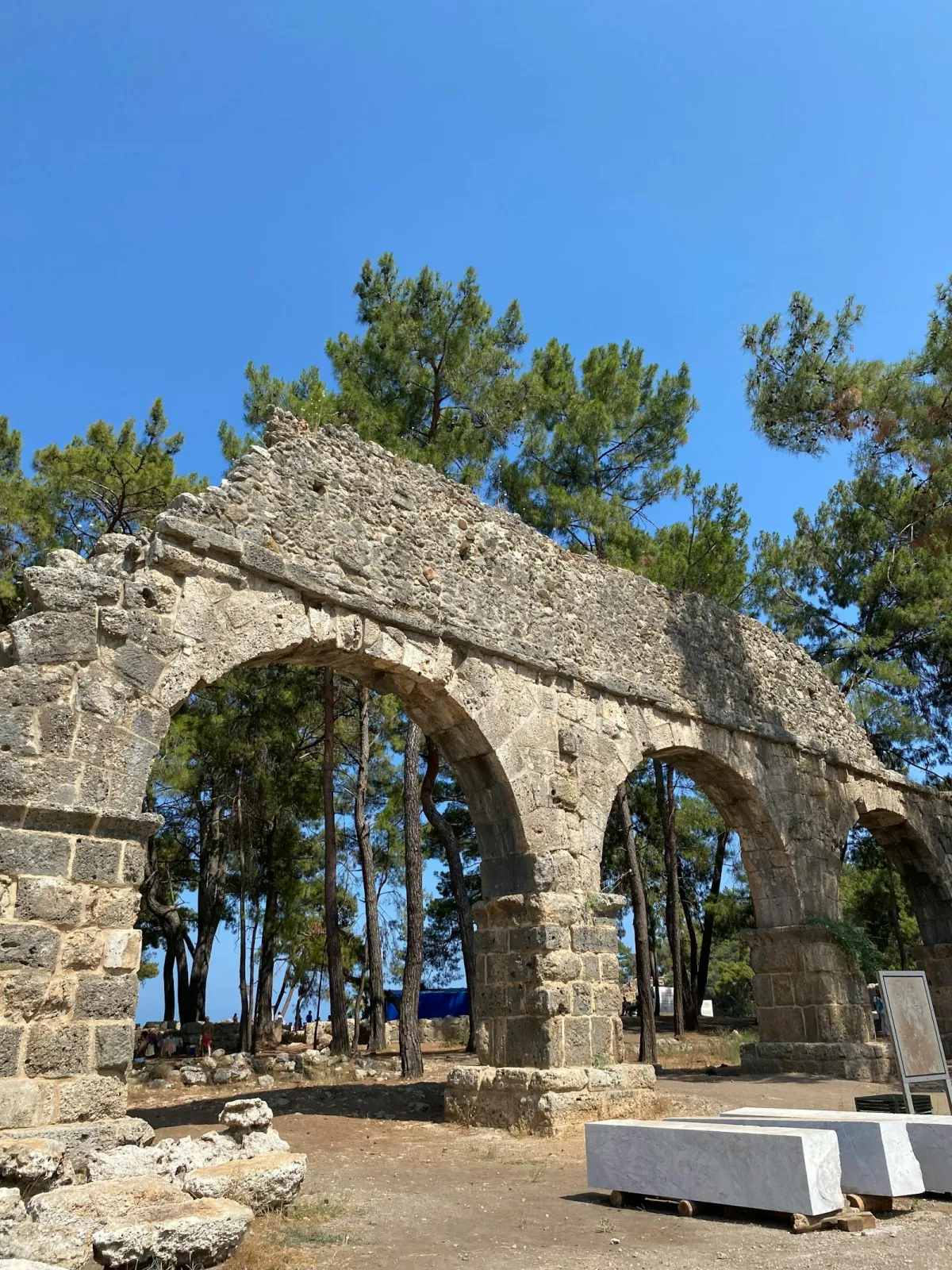 Arche en pierre des ruines de Phaselis, cité antique en bord de mer