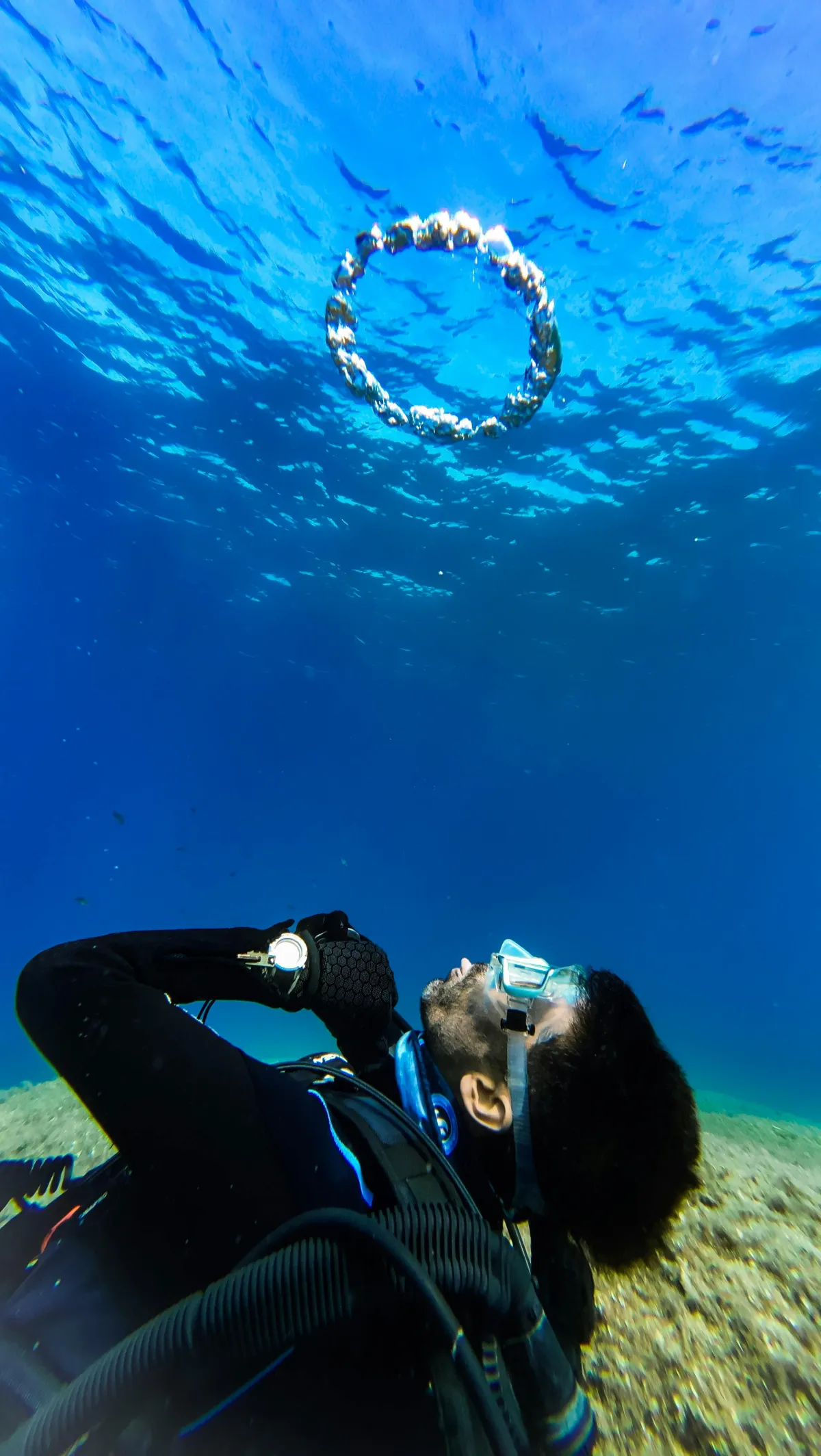 Plongeur creant un anneau de bulles en plongee sous-marine