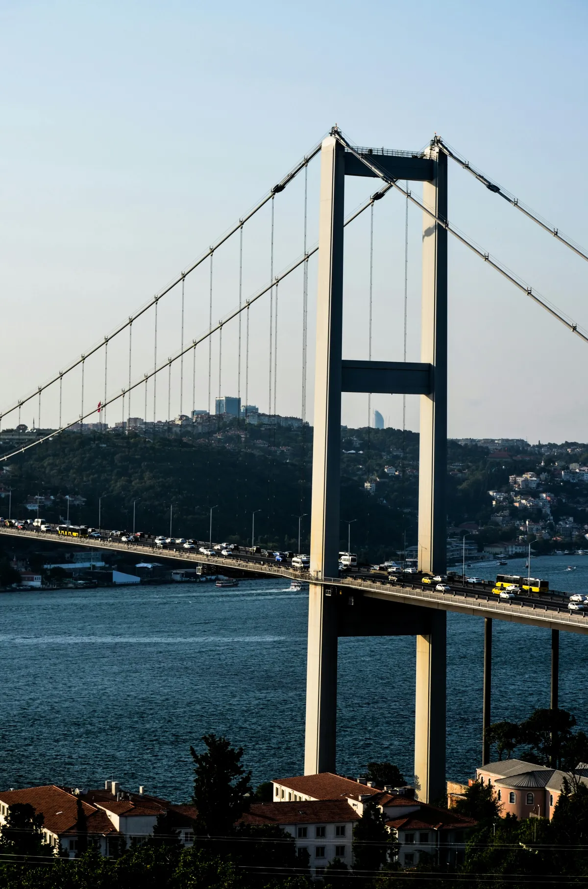 Pont du 15-Juillet-Martyrs (ex-pont du Bosphore) à Istanbul avec trafic, point d'entrée naturel pour qui rejoint la Turquie en voiture