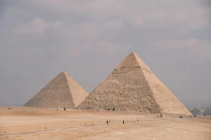 Vue iconique des pyramides de Gizeh en Égypte sous un ciel dégagé
