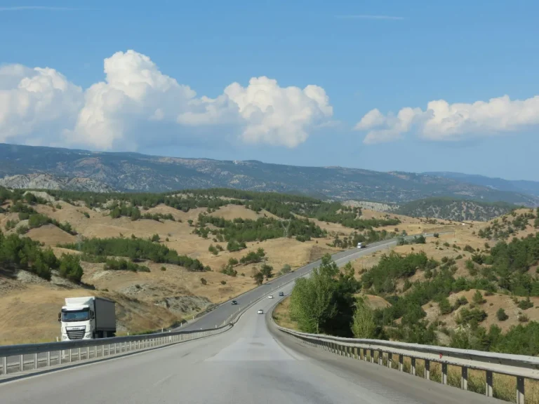 Camion sur une autoroute turque en Anatolie, paysage de montagnes lors d'un road trip France-Turquie