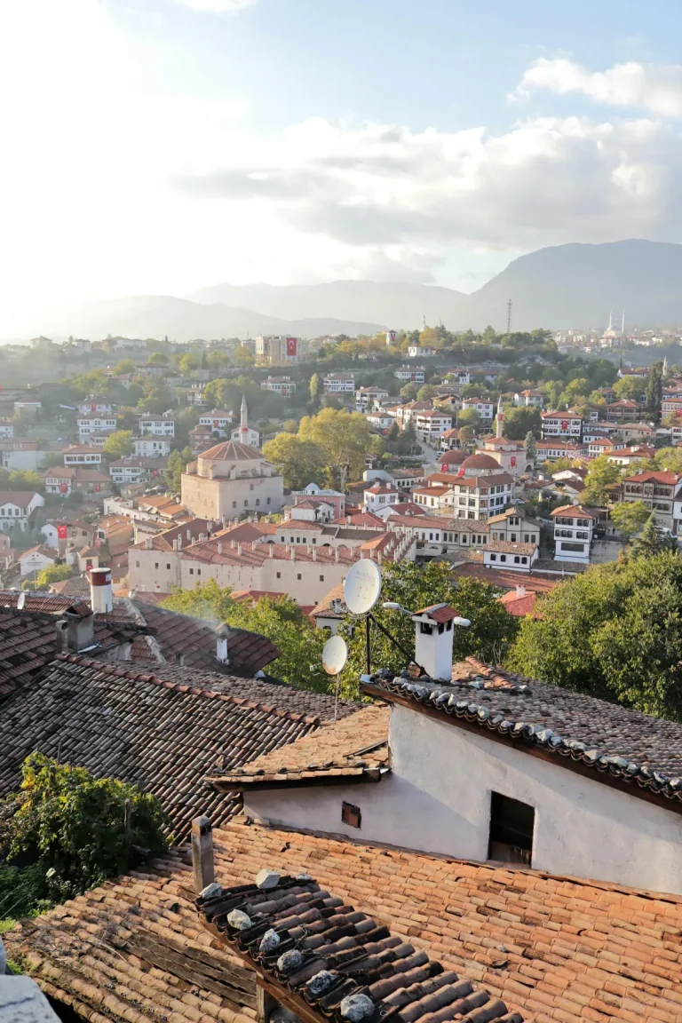 Vue panoramique des maisons ottomanes en bois de Safranbolu au coucher du soleil, classées UNESCO