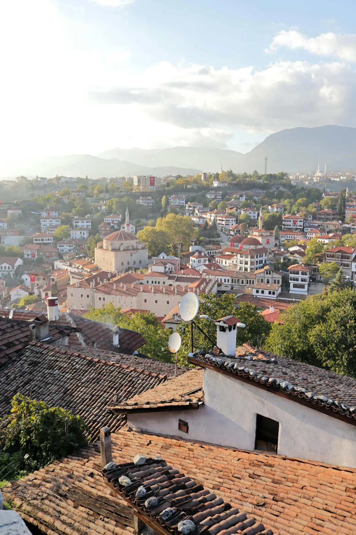 Vue panoramique des maisons ottomanes en bois de Safranbolu au coucher du soleil, classées UNESCO