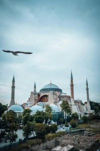 Sainte-Sophie d'Istanbul avec ses quatre minarets et sa coupole byzantine