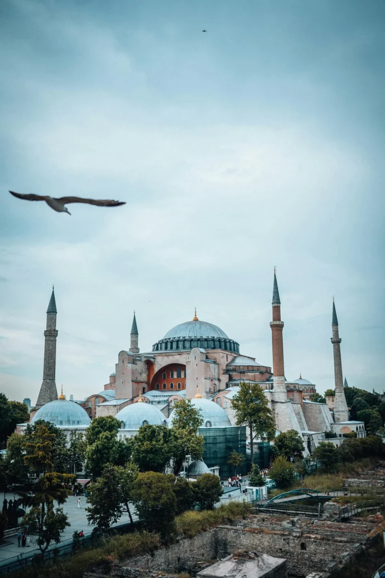 Sainte-Sophie d'Istanbul avec ses quatre minarets et sa coupole byzantine
