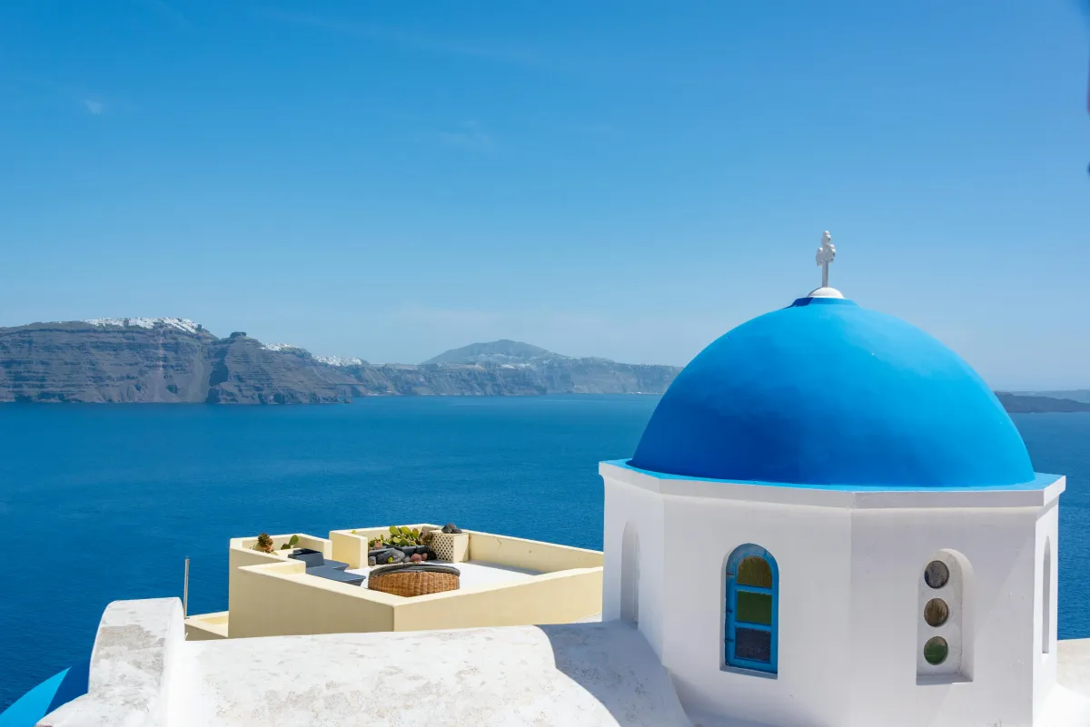 Église à dôme bleu de Santorin face à la mer Égée