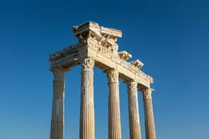Colonnes corinthiennes du temple d'Apollon à Side, ruines antiques au bord de la Méditerranée près d'Antalya