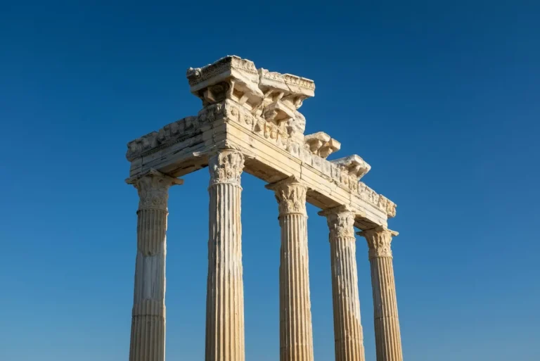 Colonnes corinthiennes du temple d'Apollon à Side, ruines antiques au bord de la Méditerranée près d'Antalya