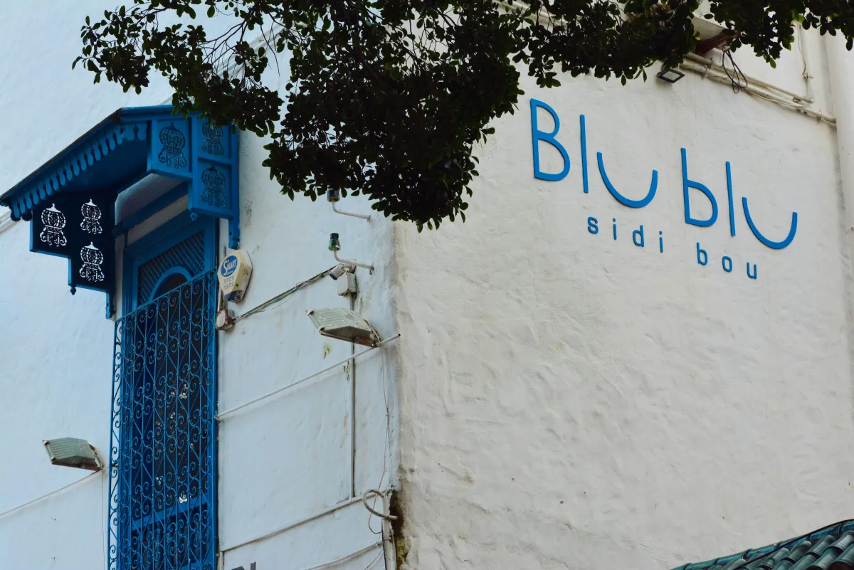 Balcon et façade bleu cobalt typiques de Sidi Bou Saïd