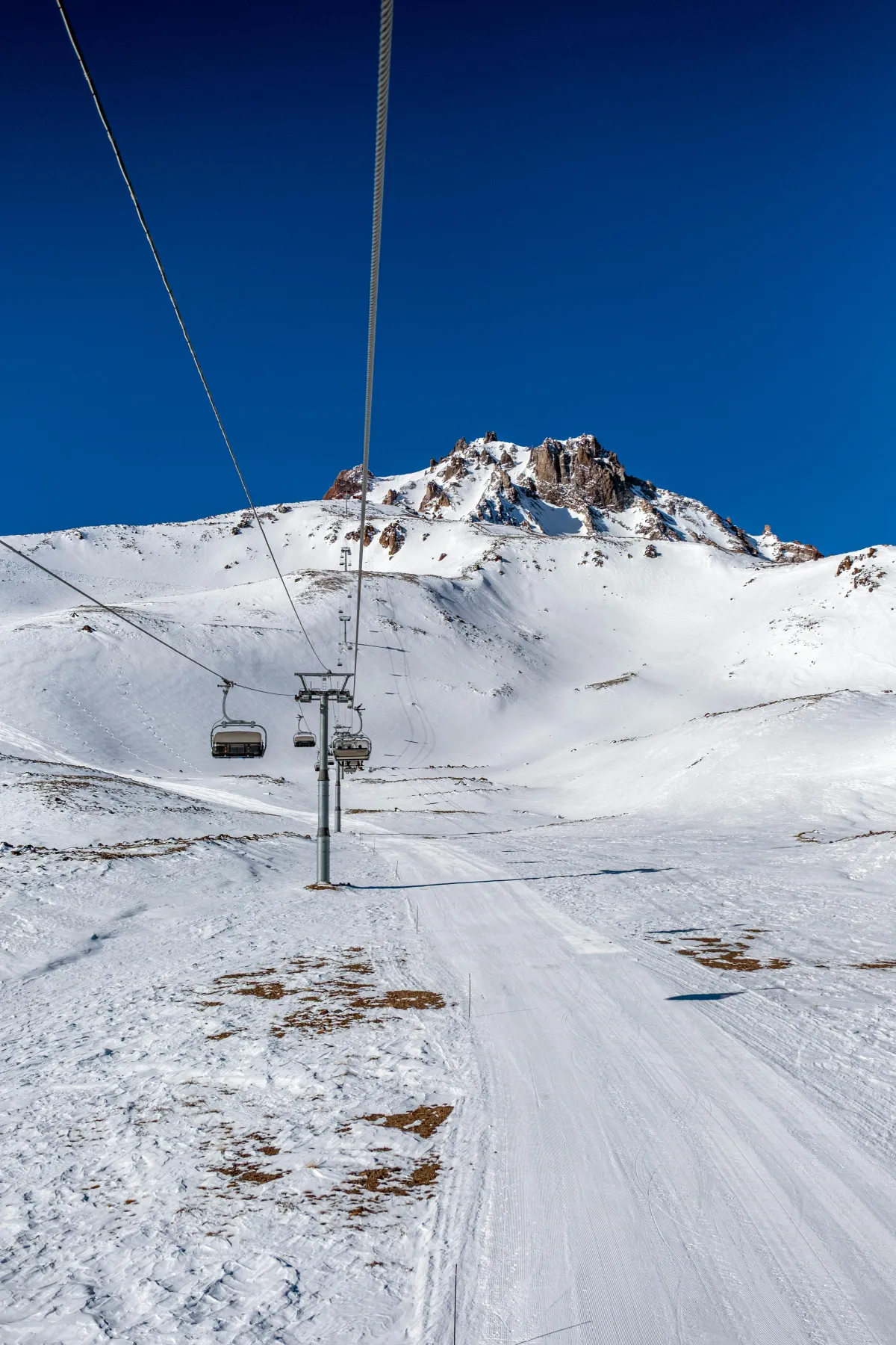 Remontee mecanique gravissant une montagne enneigee