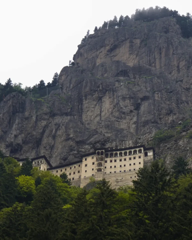 Monastere de Sumela accroche a une falaise dans la vallee d'Altindere pres de Trabzon