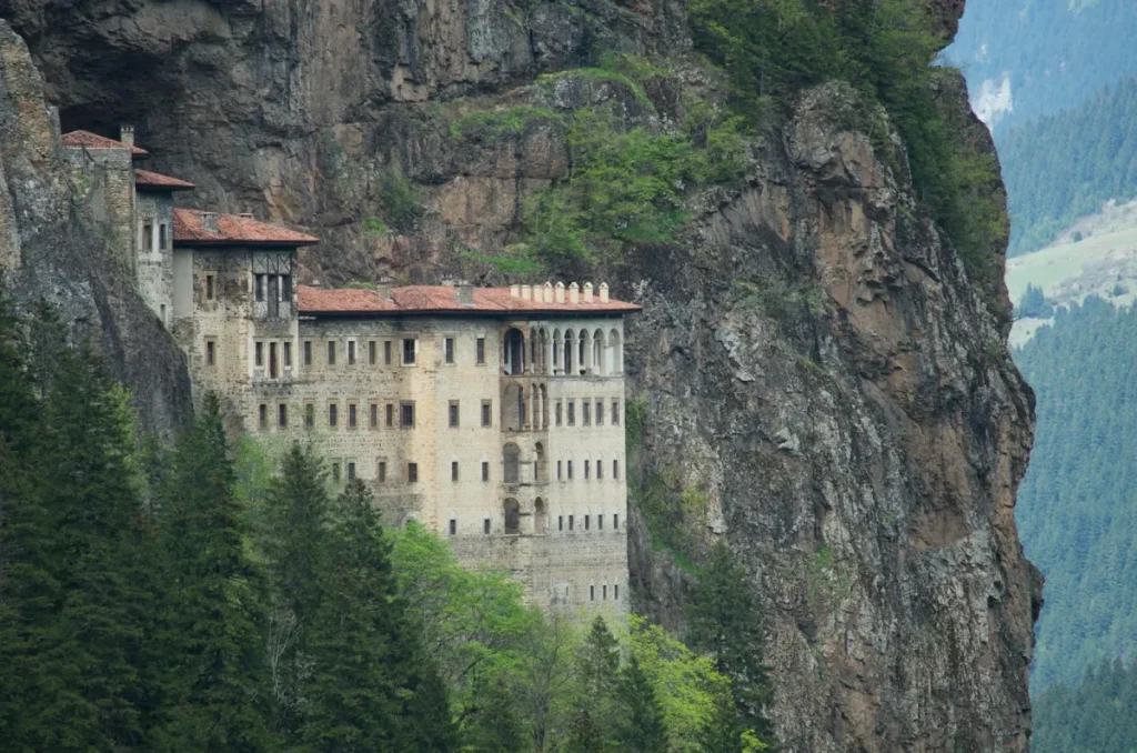 Monastère byzantin de Sümela perché sur une falaise verticale dans la forêt près de Trabzon
