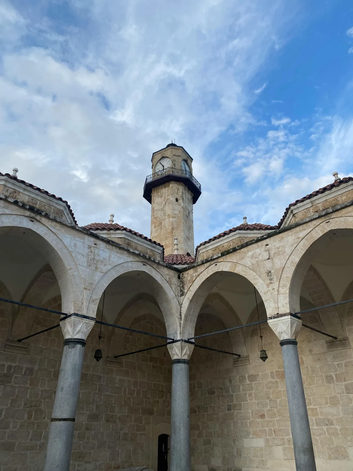 Mosquée traditionnelle à arcades dans la vieille ville de Tarsus en Turquie