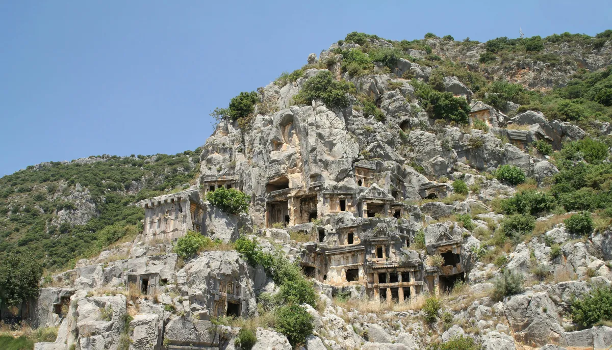 Tombeaux lyciens antiques tailles dans la roche en Turquie