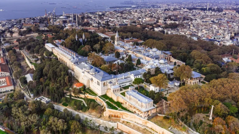 Vue aérienne du palais Topkapi à Istanbul avec ses cours et jardins