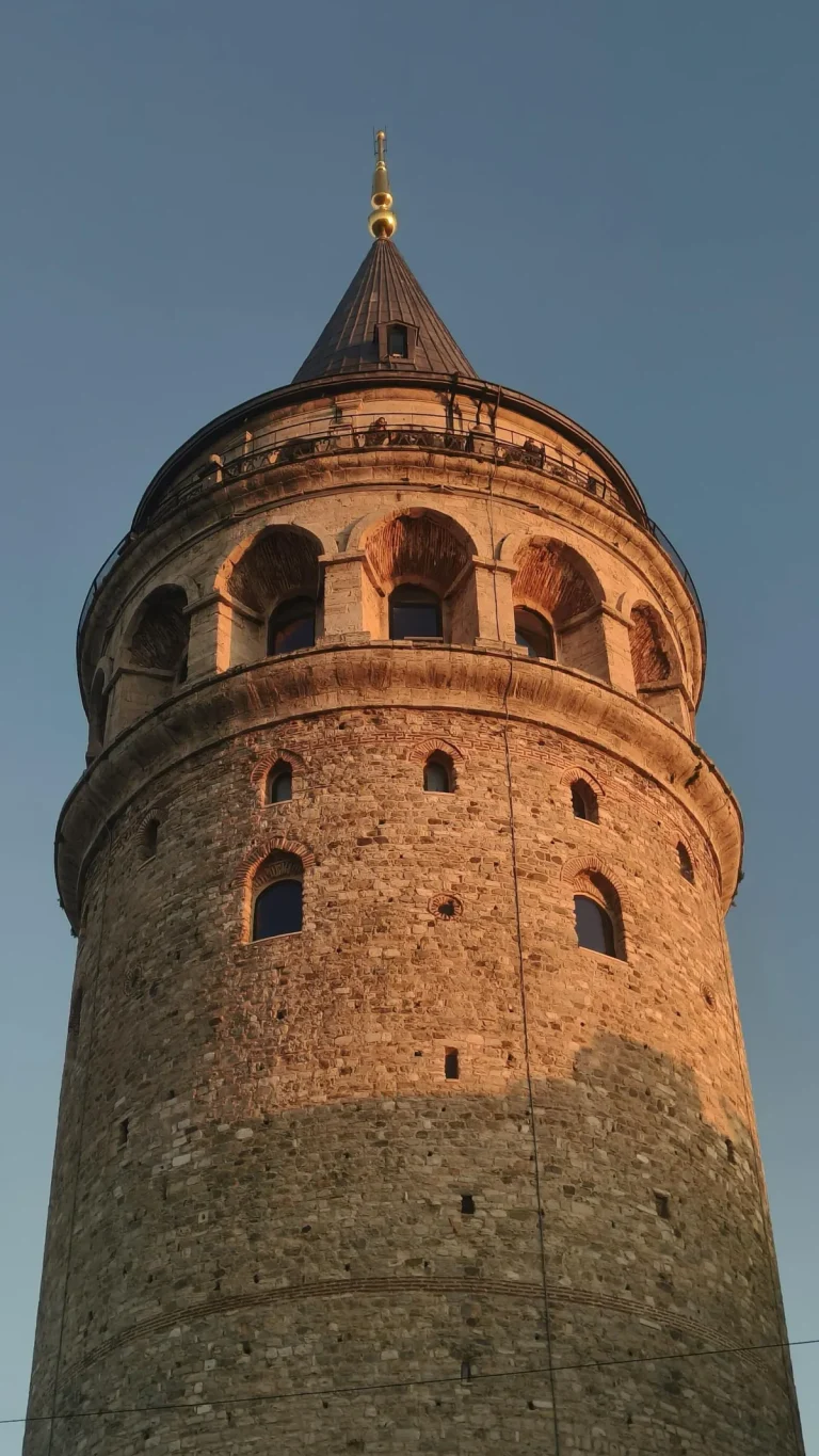 Tour de Galata, tour génoise médiévale d'Istanbul, illuminée au coucher du soleil