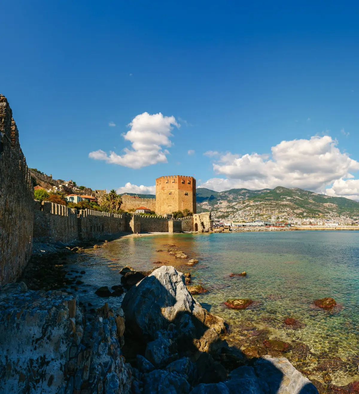 Tour Rouge (Kızıl Kule) et fortifications d'Alanya, à 130 km de l'aéroport d'Antalya