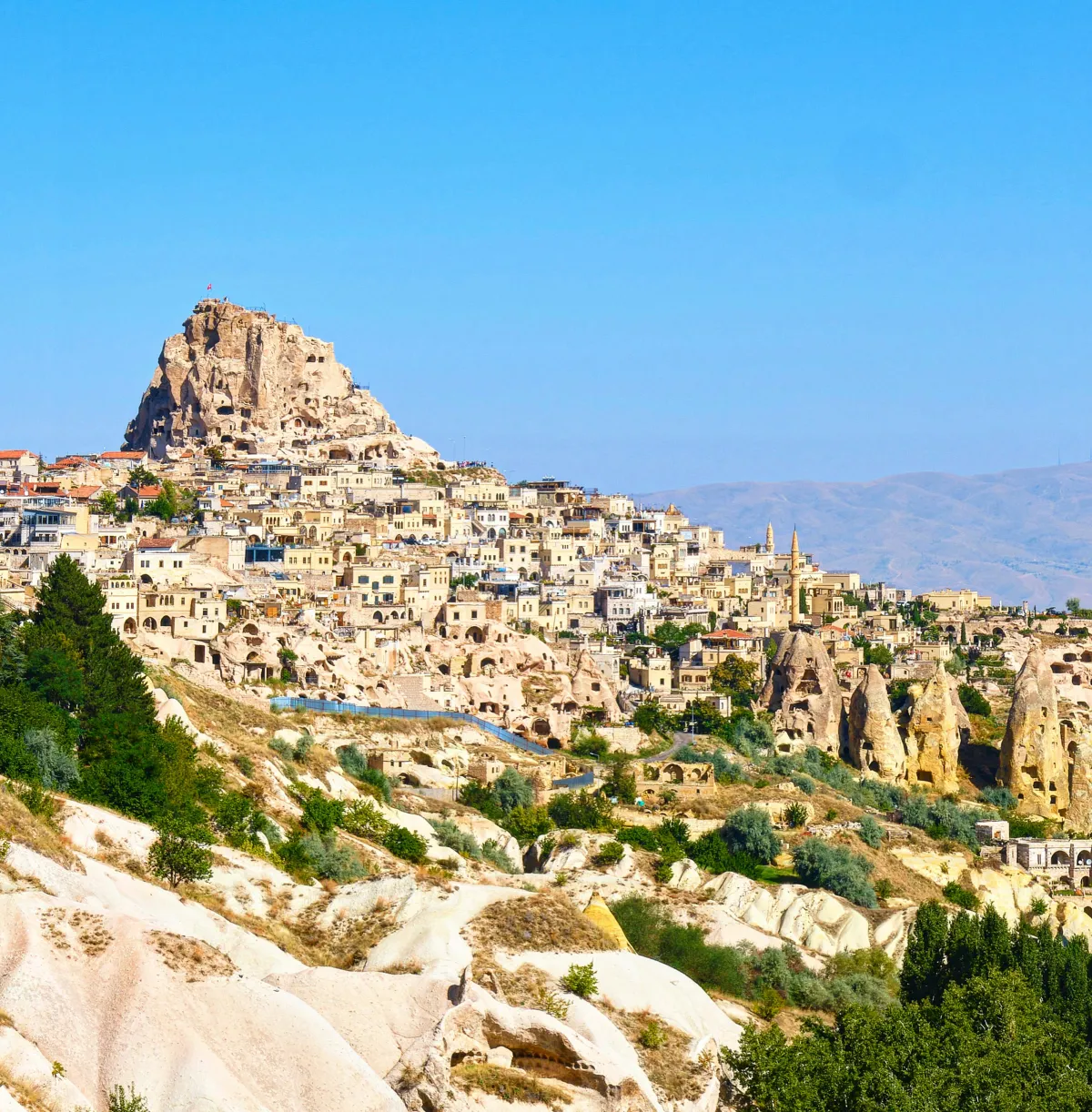 Forteresse naturelle d'Üçhisar dans le paysage de Cappadoce sous ciel bleu