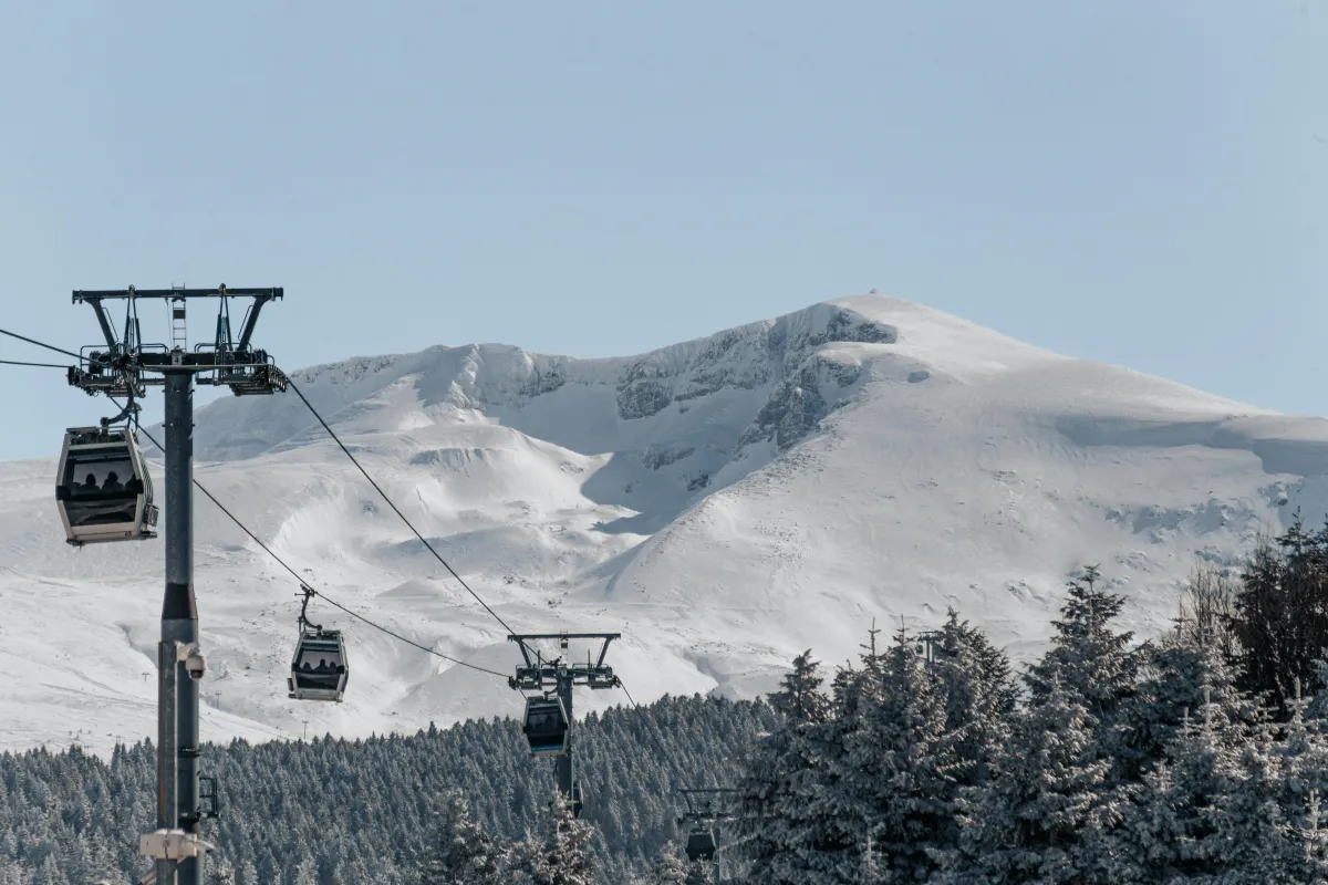 Telecabine sur les pentes enneigees de l'Uludag a Bursa