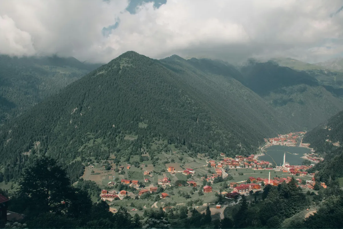 Vue aerienne du lac d'Uzungol entoure de montagnes verdoyantes