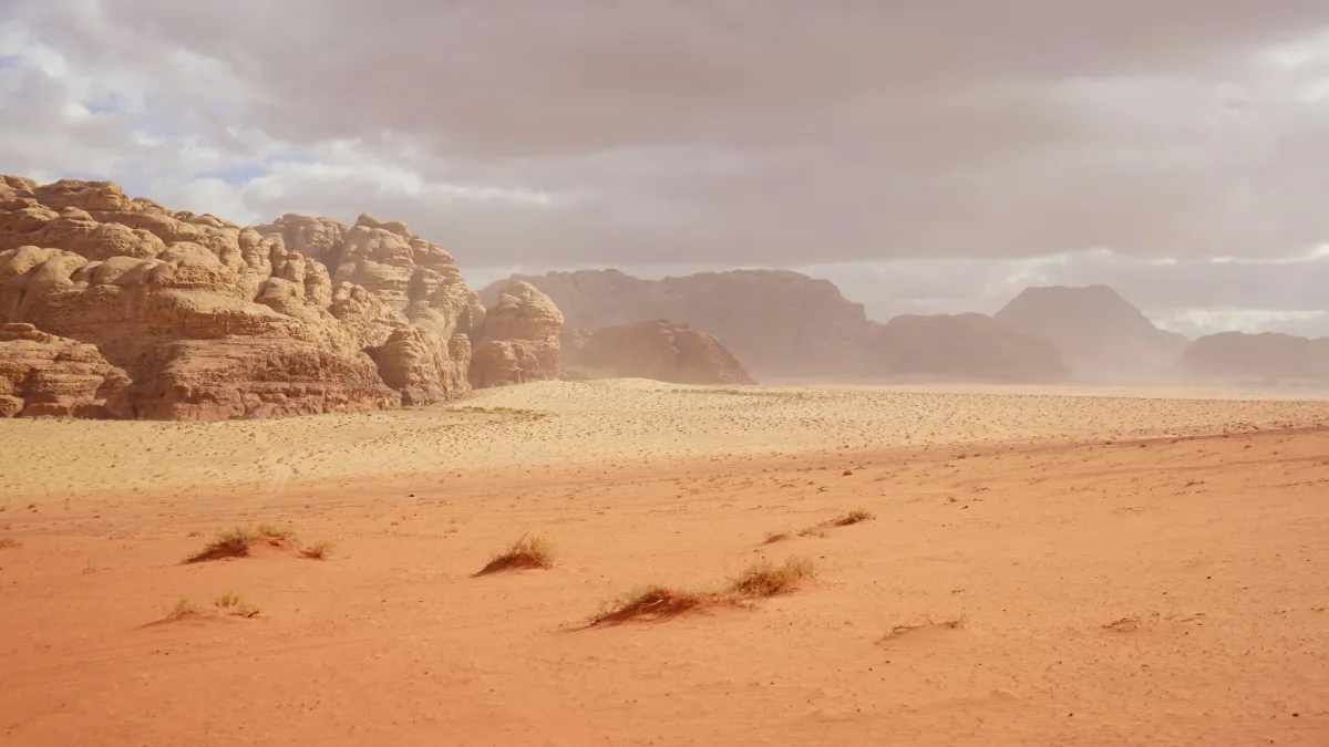 Paysage désertique rouge du Wadi Rum avec formations rocheuses