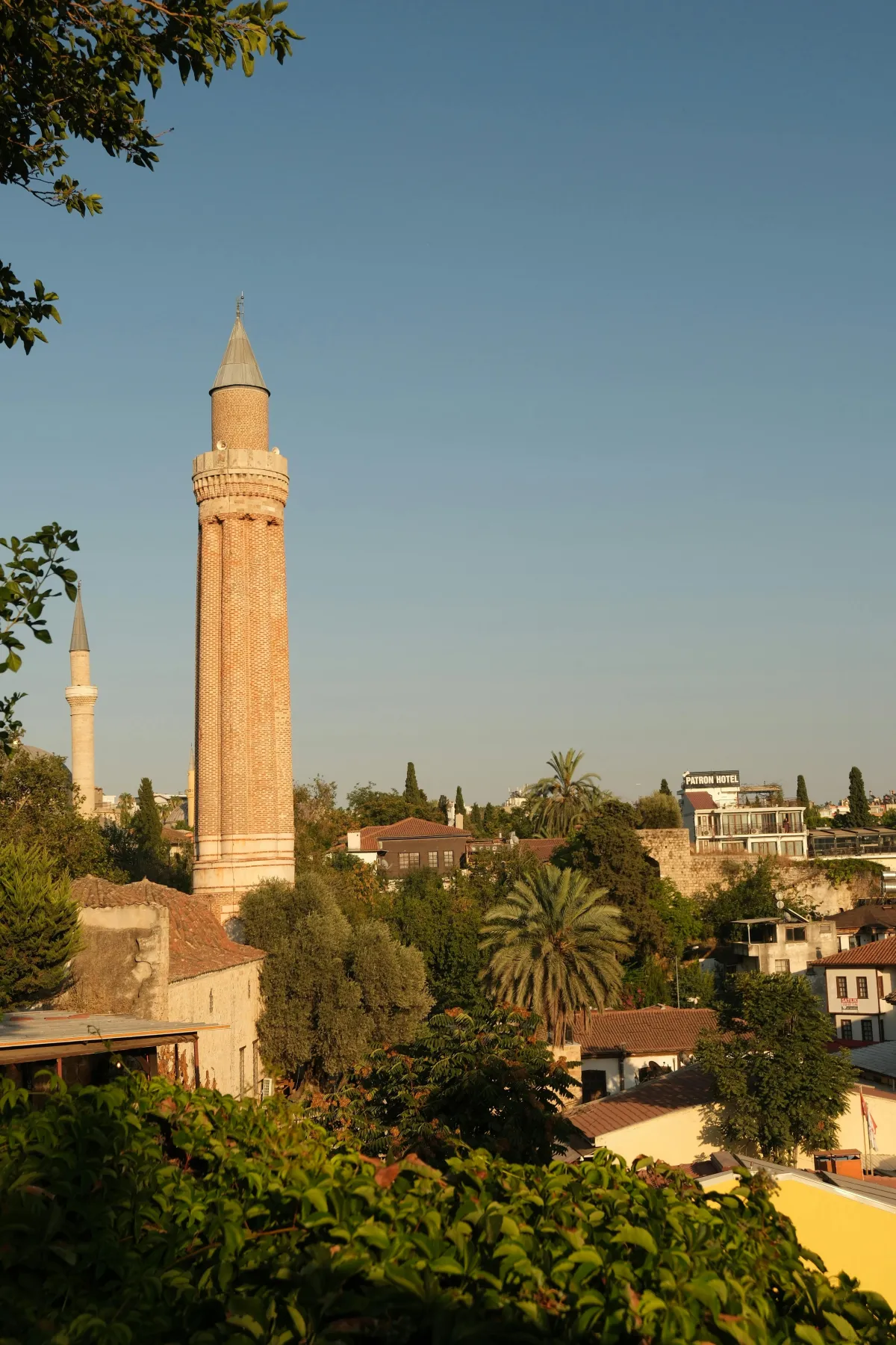 Minaret cannelé Yivli Minare au coucher de soleil dans la vieille ville d'Antalya