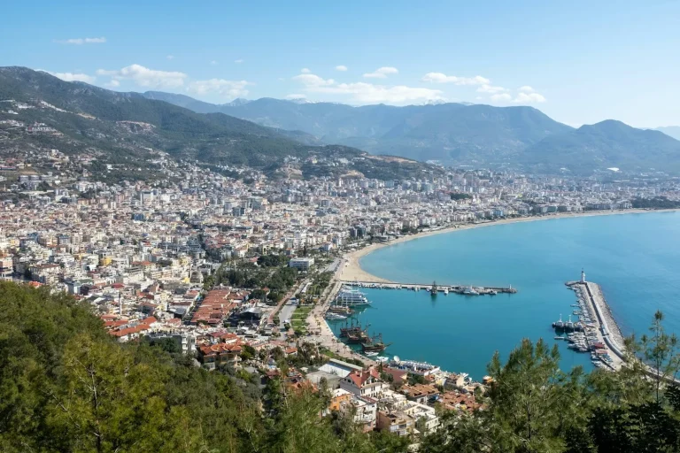 Vue aérienne d'Alanya, sa baie, son port et la ville au pied des monts du Taurus