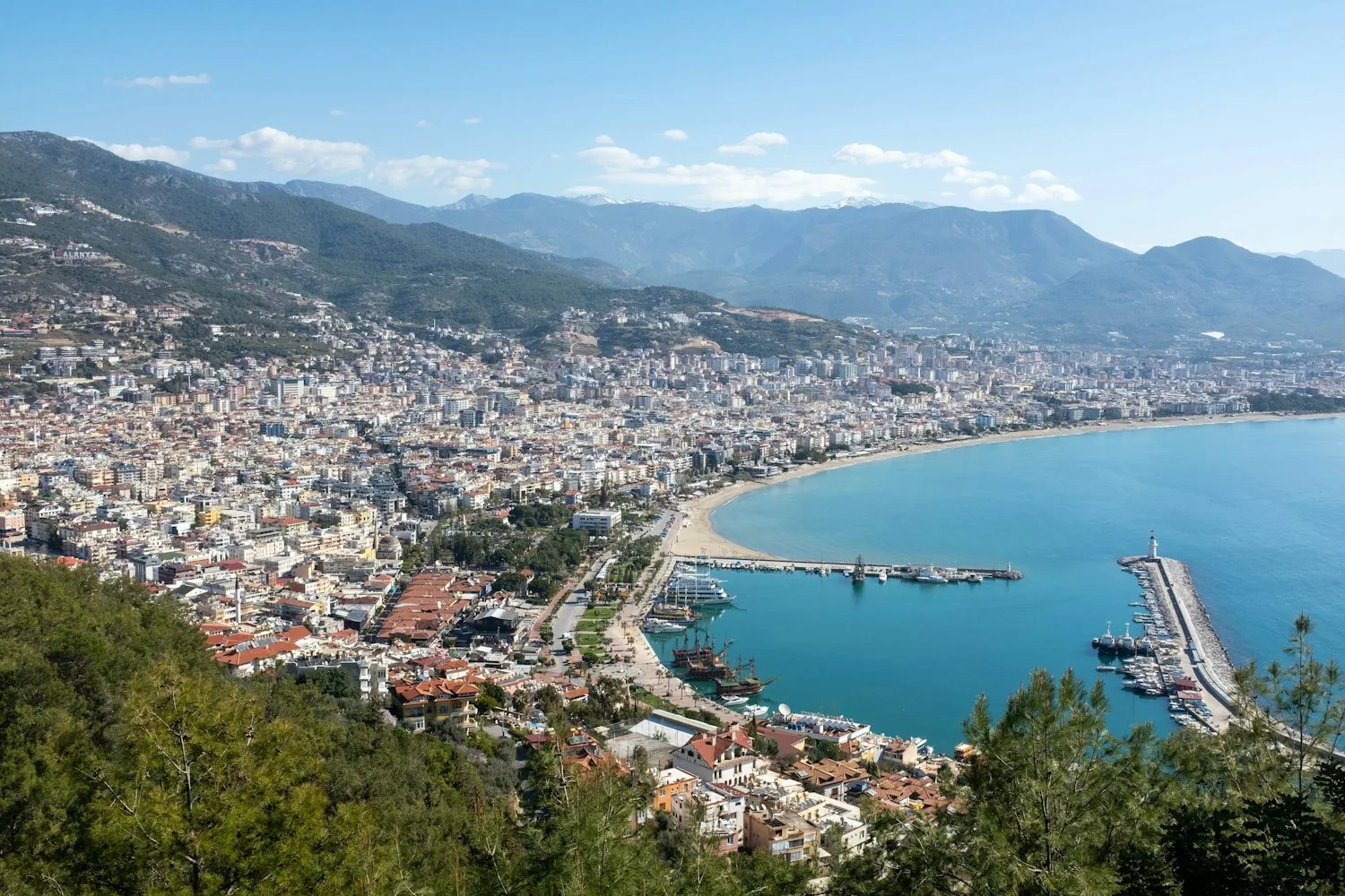 Vue aérienne d'Alanya, sa baie, son port et la ville au pied des monts du Taurus