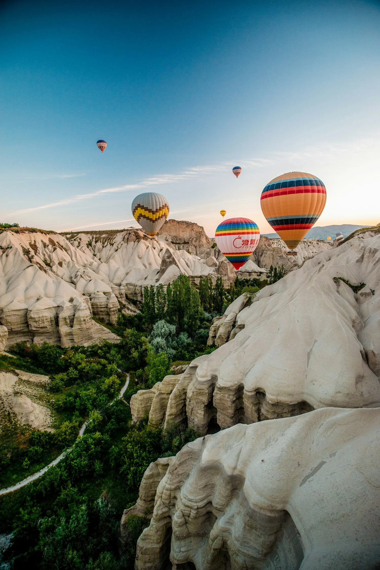 Montgolfières au lever du soleil au-dessus des vallées de Cappadoce, décor emblématique de lune de miel