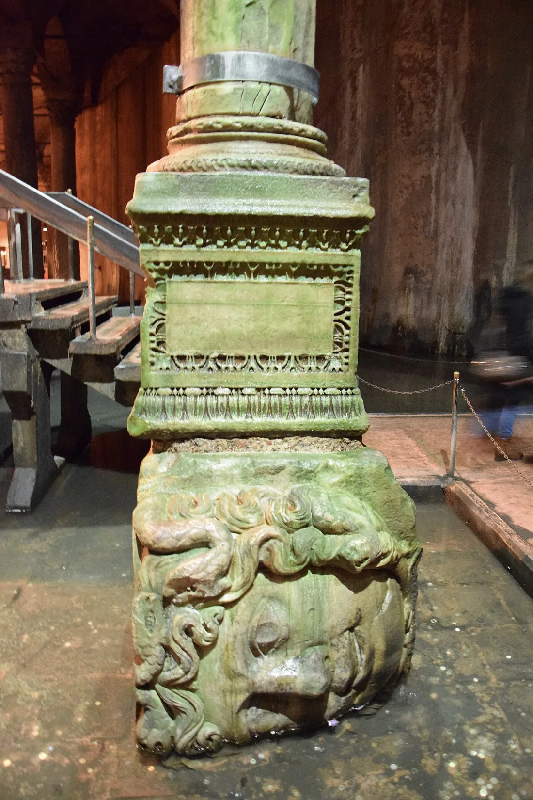 Tête de Méduse à la base d'une colonne de la citerne Basilique d'Istanbul