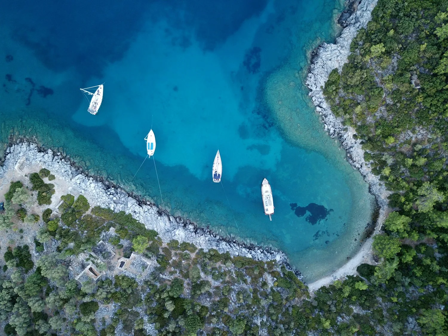 Gulets ancrés dans une crique turquoise de la côte égéenne turque, vue aérienne